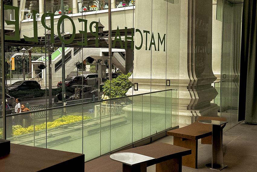 บรรยากาศภายในร้าน MATCHA PEOPLE สาขาเอราวัณ แบงค็อก ที่มีโต๊ะกลมเป็นซิกเนเจอร์ 7