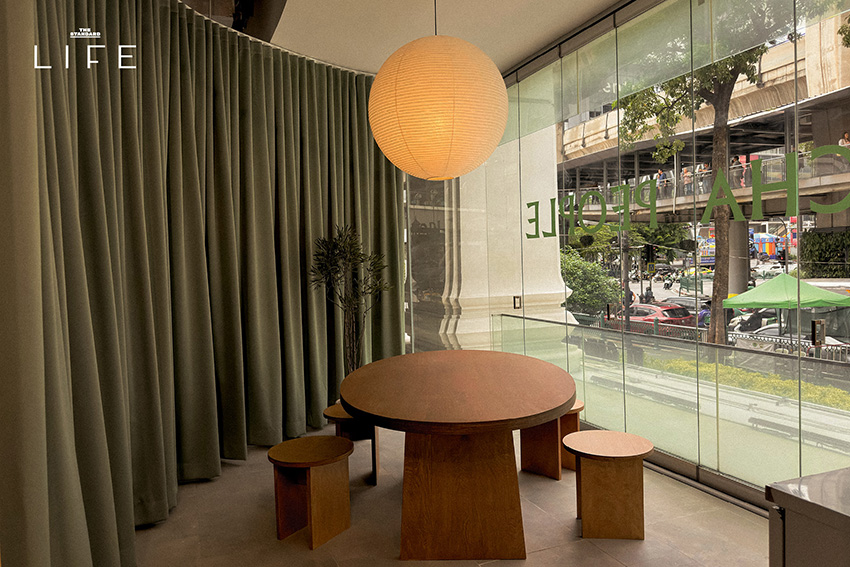 บรรยากาศภายในร้าน MATCHA PEOPLE สาขาเอราวัณ แบงค็อก ที่มีโต๊ะกลมเป็นซิกเนเจอร์ 8