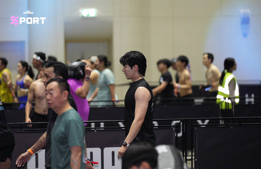 มาย-ภาคภูมิ ร่มไทรทอง ในชุดกีฬาขณะแข่งขัน HYROX Bangkok 4