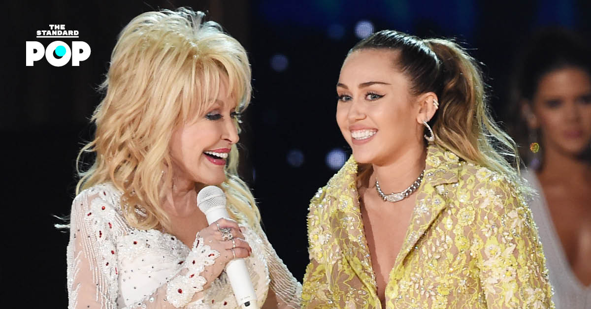 Dolly Parton และ Miley Cyrus แสดงบนเวทีร่วมกัน