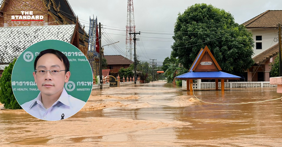 ภาพเจ้าหน้าที่วางแนวกระสอบทรายป้องกันน้ำท่วมที่โรงพยาบาลน่าน