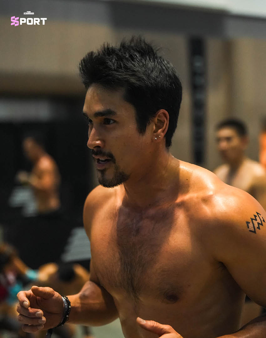 ณเดชน์ คูกิมิยะ ในชุดกีฬา กำลังแข่งขัน HYROX Bangkok 1
