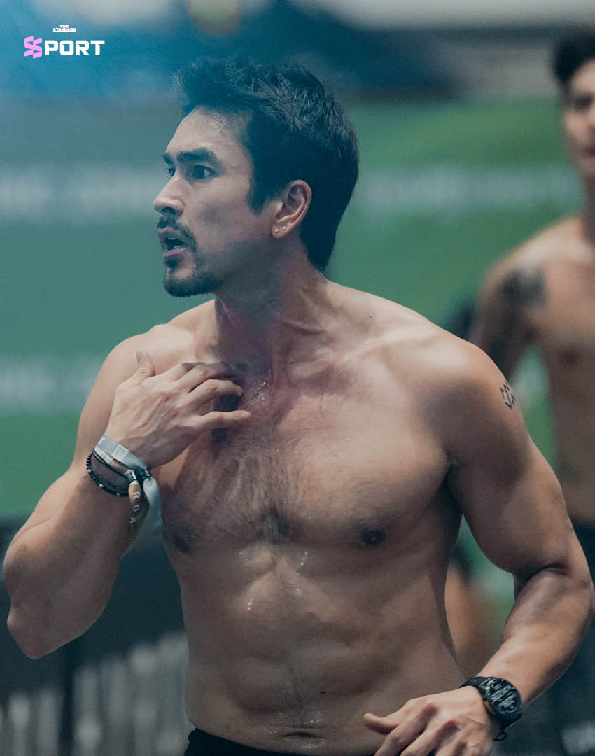 ณเดชน์ คูกิมิยะ ในชุดกีฬา กำลังแข่งขัน HYROX Bangkok 3