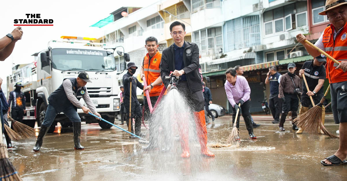 ศ.ดร.ยศชนัน วงศ์สวัสดิ์ และชัยณรงค์ วงศ์ใหญ่ ผู้ว่าราชการจังหวัดน่าน กำลังใช้สายยางฉีดน้ำทำความสะอาดถนนในเมืองน่านหลังน้ำลด