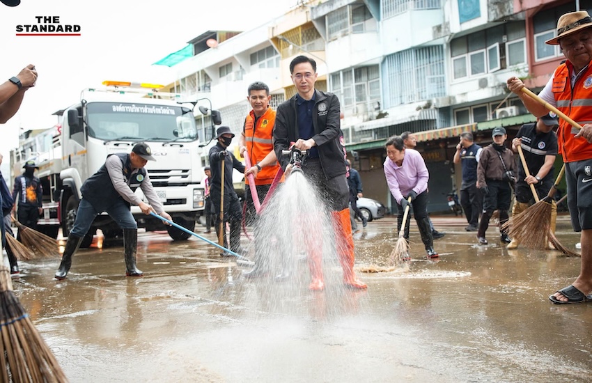 ศ.ดร.ยศชนัน วงศ์สวัสดิ์ และชัยณรงค์ วงศ์ใหญ่ ผู้ว่าราชการจังหวัดน่าน กำลังใช้สายยางฉีดน้ำทำความสะอาดถนนในเมืองน่านหลังน้ำลด 1