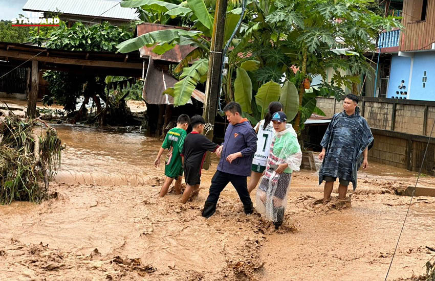 ภาพ สส. น่าน พรรคประชาชน ลงพื้นที่ช่วยเหลือผู้ประสบภัยน้ำท่วมในจังหวัดน่าน 3