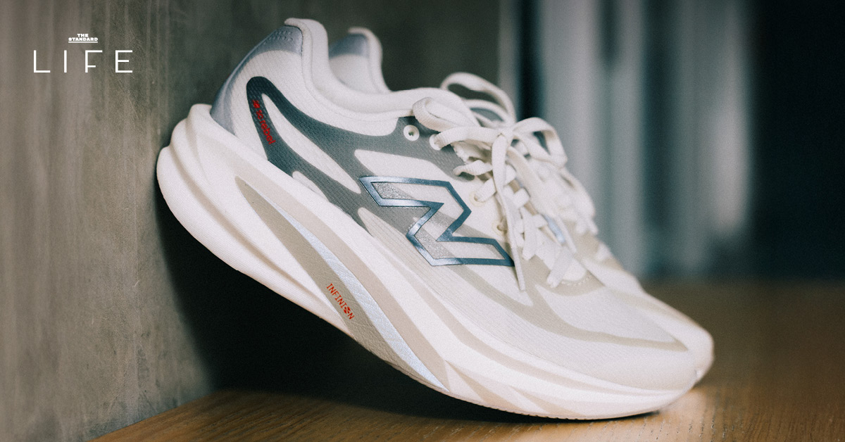 รองเท้าวิ่ง New Balance SC Rebel สีขาววางอยู่บนพื้น