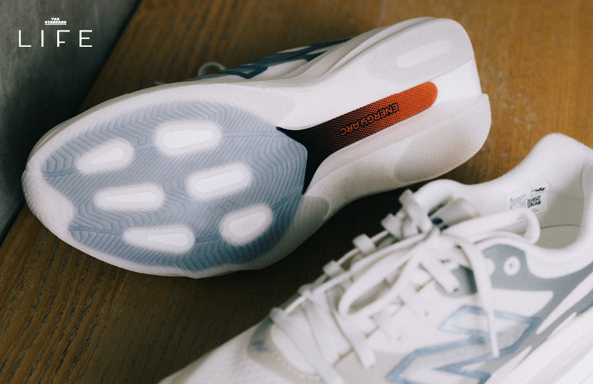รองเท้าวิ่ง New Balance SC Rebel สีขาววางอยู่บนพื้น 3