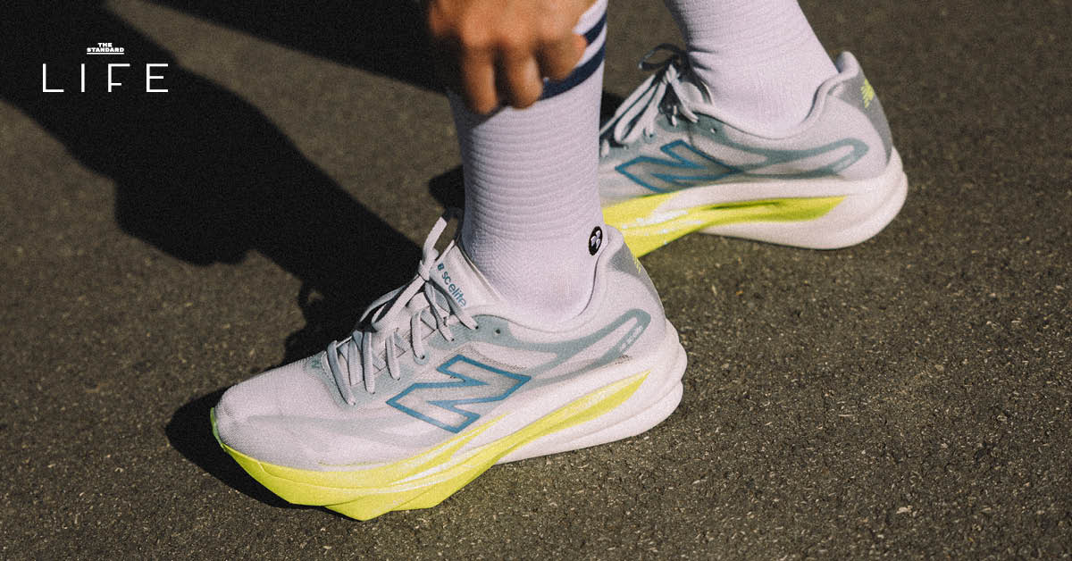 รองเท้าวิ่ง New Balance SuperComp Elite v6 สีขาว วางอยู่บนพื้น
