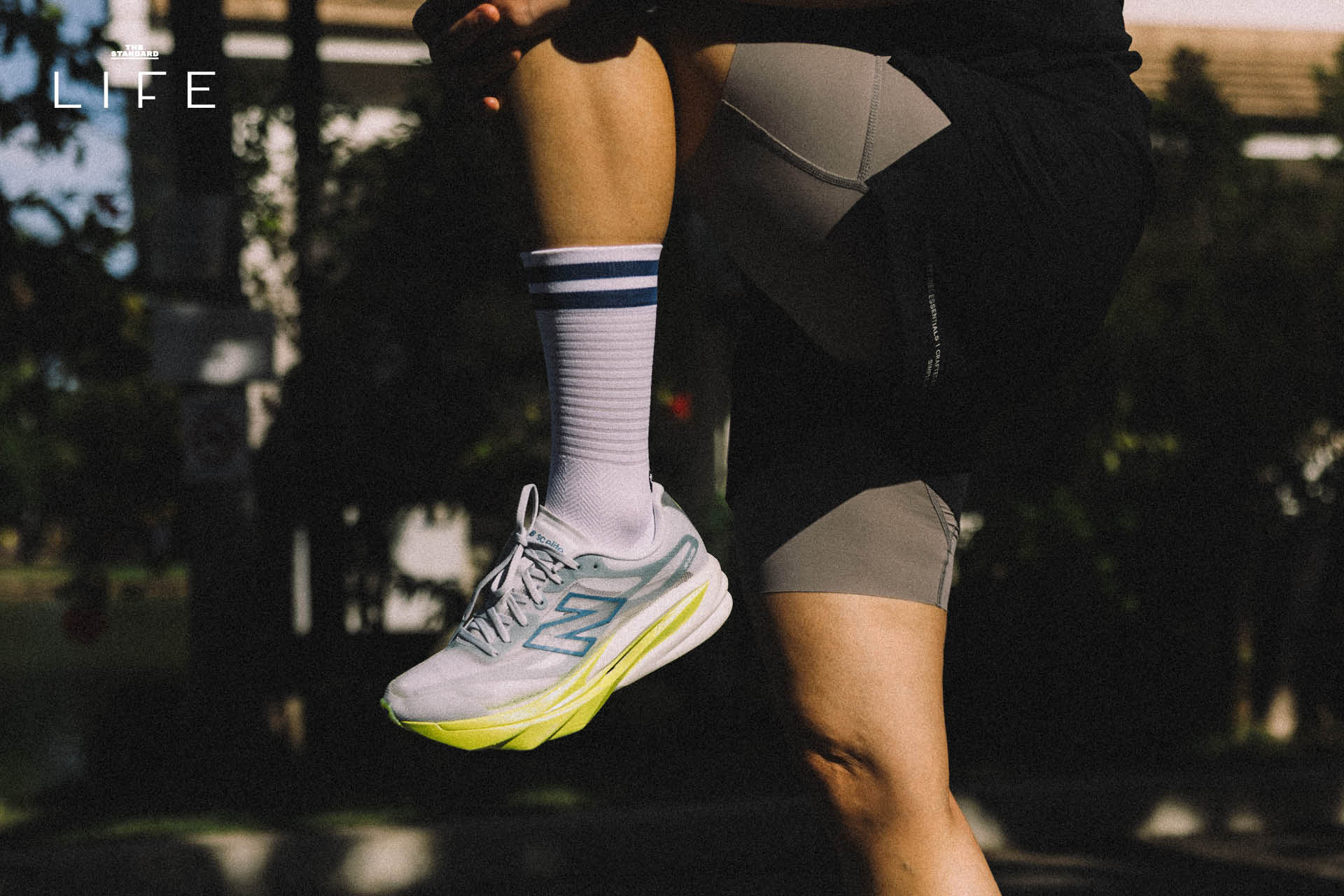 รองเท้าวิ่ง New Balance SuperComp Elite v6 สีขาว วางอยู่บนพื้น 1