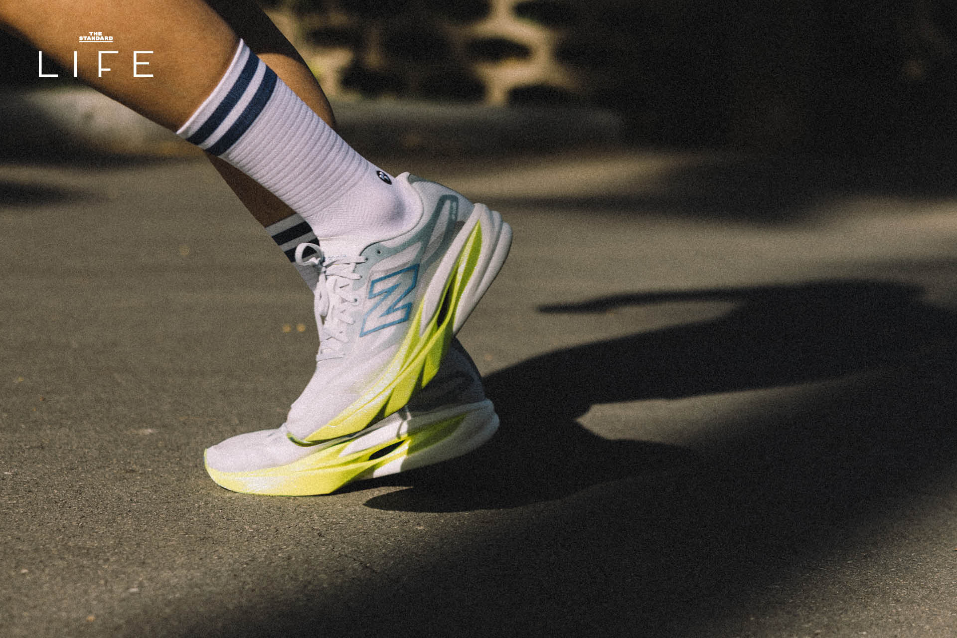 รองเท้าวิ่ง New Balance SuperComp Elite v6 สีขาว วางอยู่บนพื้น 3
