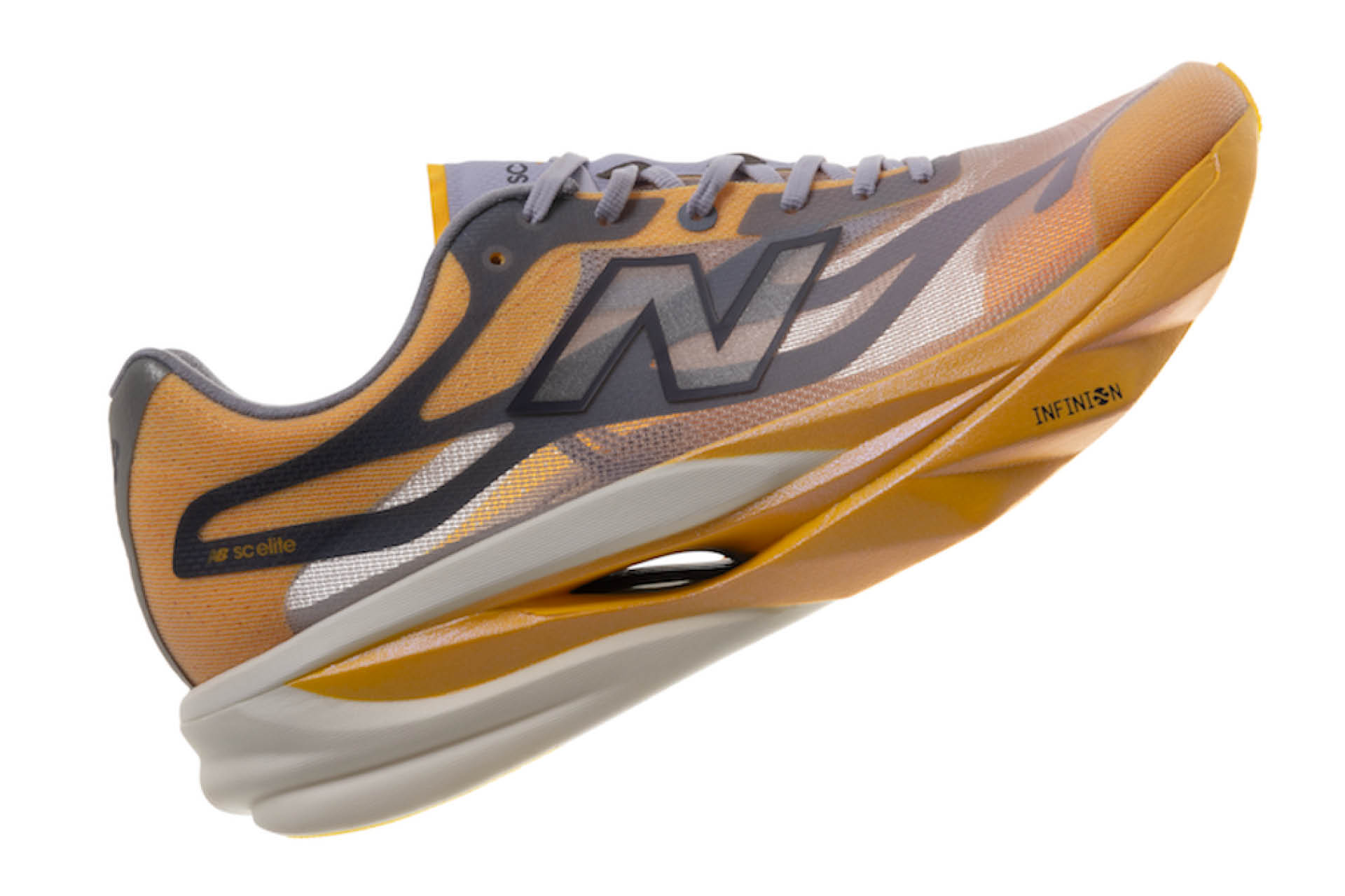 รองเท้าวิ่ง New Balance SuperComp Elite v6 สีขาว วางอยู่บนพื้น 5