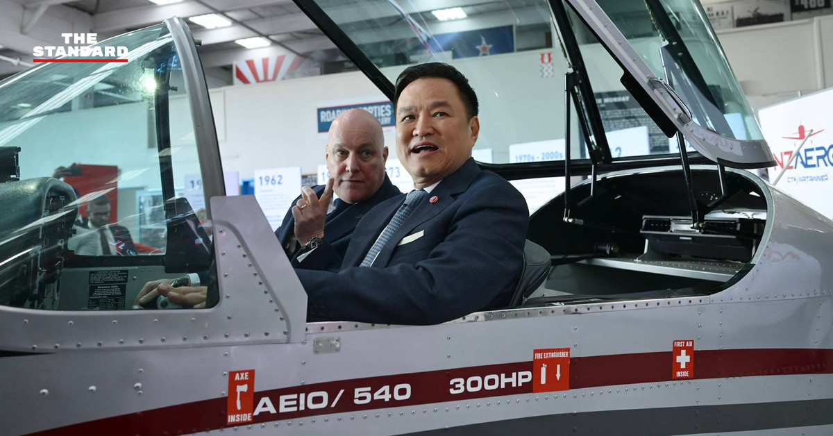นายกรัฐมนตรีนิวซีแลนด์และอนุทิน ชาญวีรกูล เยี่ยมชมเครื่องบินของบริษัท NZAero