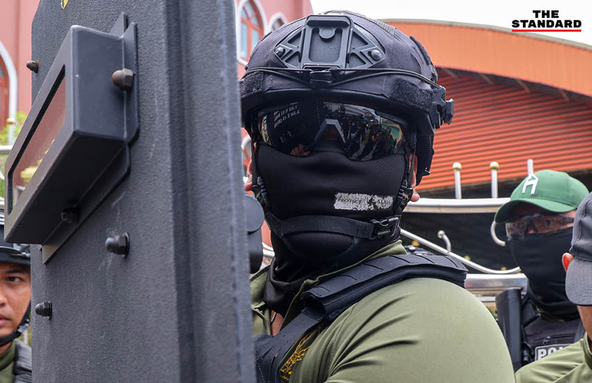 ภาพเจ้าหน้าที่ตำรวจเข้าตรวจสอบพื้นที่เกิดเหตุยิงในโรงเรียน 1