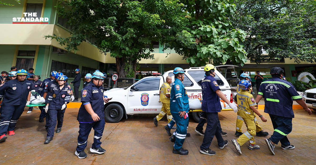 ภาพเจ้าหน้าที่ตำรวจเข้าตรวจสอบพื้นที่เกิดเหตุยิงในโรงเรียน