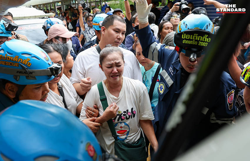 ภาพเจ้าหน้าที่ตำรวจเข้าตรวจสอบพื้นที่เกิดเหตุยิงในโรงเรียน 10