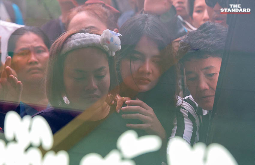 ภาพเจ้าหน้าที่ตำรวจเข้าตรวจสอบพื้นที่เกิดเหตุยิงในโรงเรียน 11