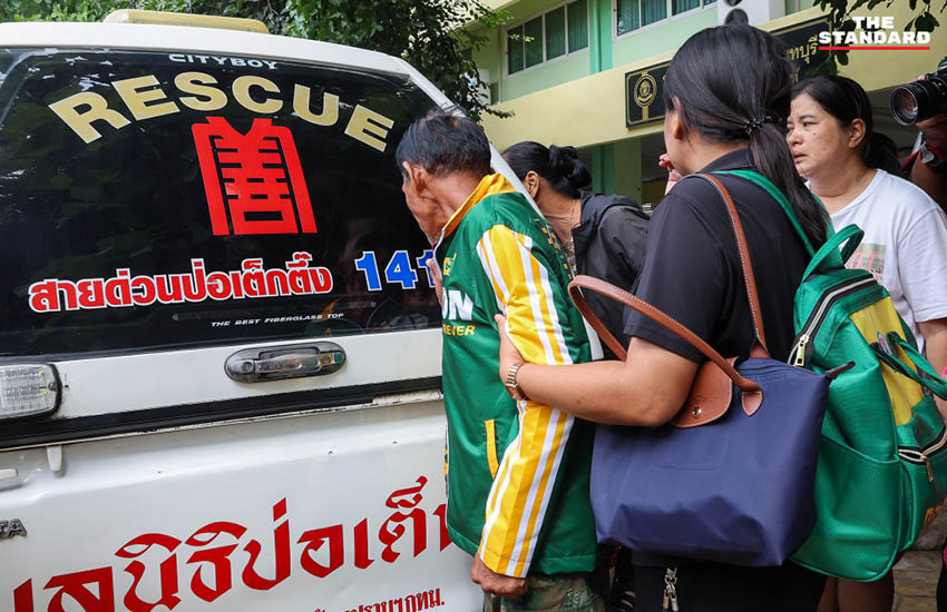 ภาพเจ้าหน้าที่ตำรวจเข้าตรวจสอบพื้นที่เกิดเหตุยิงในโรงเรียน 13