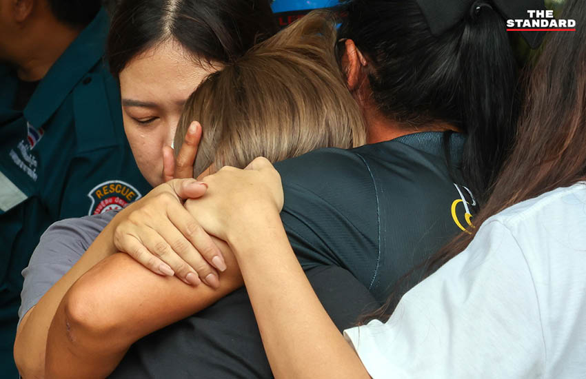 ภาพเจ้าหน้าที่ตำรวจเข้าตรวจสอบพื้นที่เกิดเหตุยิงในโรงเรียน 15