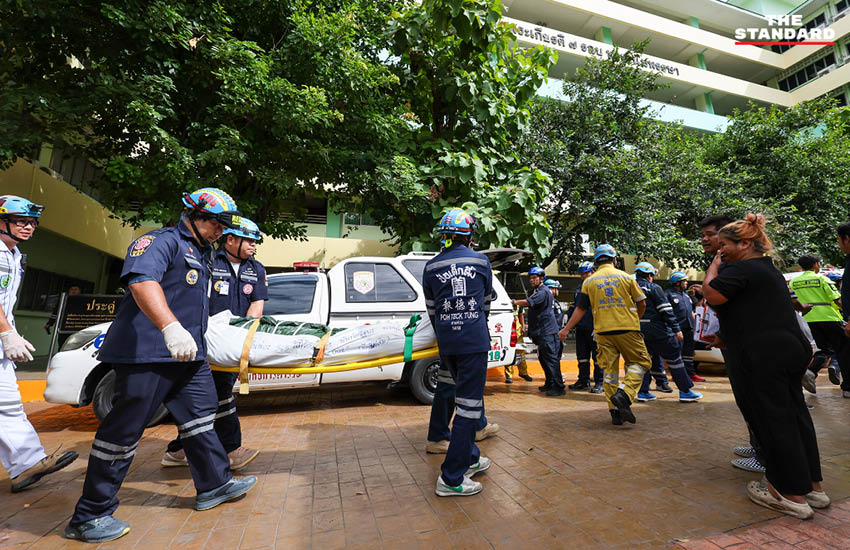 ภาพเจ้าหน้าที่ตำรวจเข้าตรวจสอบพื้นที่เกิดเหตุยิงในโรงเรียน 16