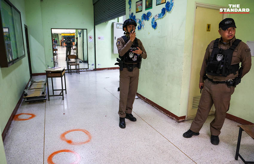 ภาพเจ้าหน้าที่ตำรวจเข้าตรวจสอบพื้นที่เกิดเหตุยิงในโรงเรียน 17