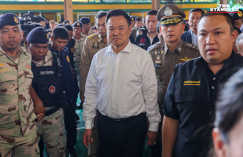 ภาพเจ้าหน้าที่ตำรวจเข้าตรวจสอบพื้นที่เกิดเหตุยิงในโรงเรียน 19