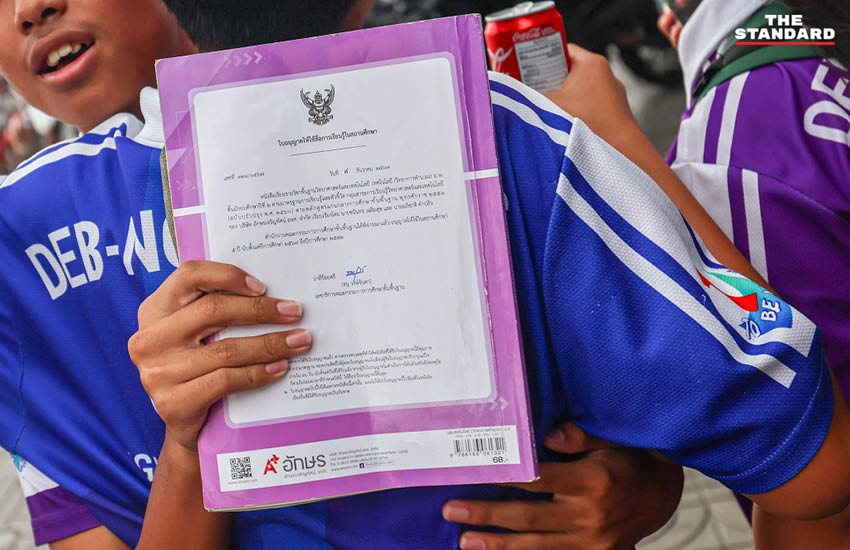 ภาพเจ้าหน้าที่ตำรวจเข้าตรวจสอบพื้นที่เกิดเหตุยิงในโรงเรียน 3