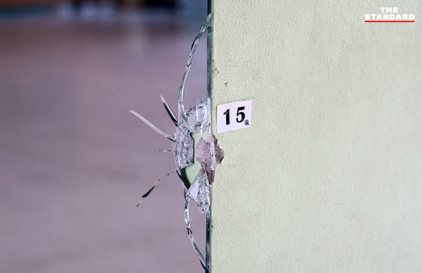 ภาพเจ้าหน้าที่ตำรวจเข้าตรวจสอบพื้นที่เกิดเหตุยิงในโรงเรียน 6