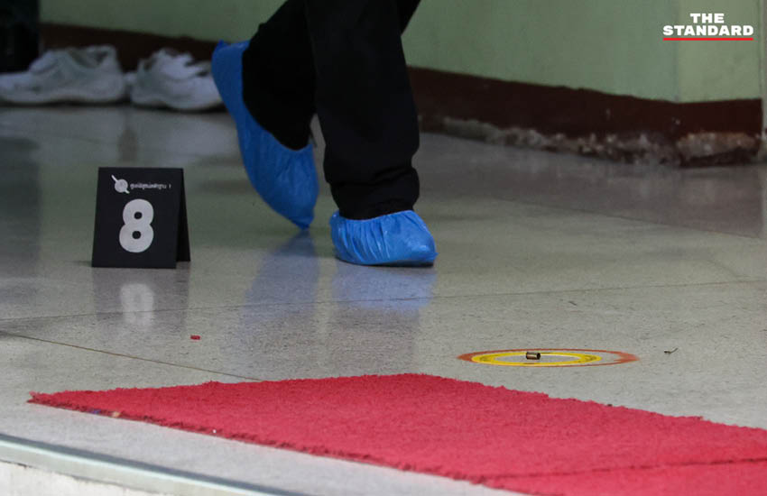 ภาพเจ้าหน้าที่ตำรวจเข้าตรวจสอบพื้นที่เกิดเหตุยิงในโรงเรียน 7