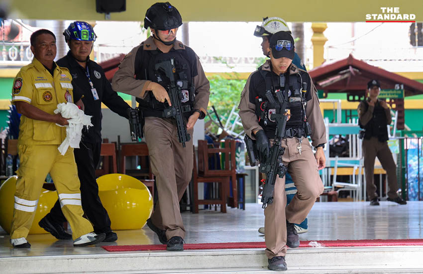 ภาพเจ้าหน้าที่ตำรวจเข้าตรวจสอบพื้นที่เกิดเหตุยิงในโรงเรียน 8