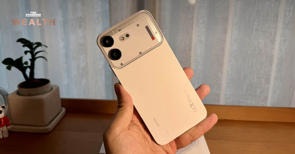 ภาพสมาร์ทโฟน Nothing Phone (4b) สีขาว พร้อมข้อความราคา 13,999 บาท