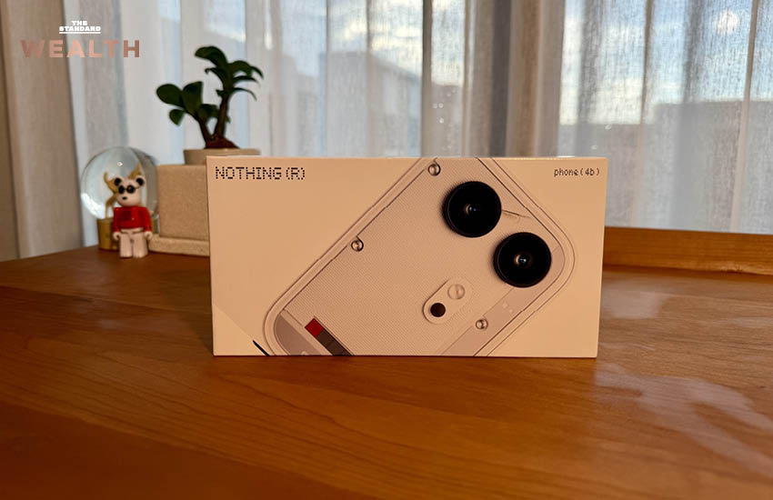 ภาพสมาร์ทโฟน Nothing Phone (4b) สีขาว พร้อมข้อความราคา 13,999 บาท 1