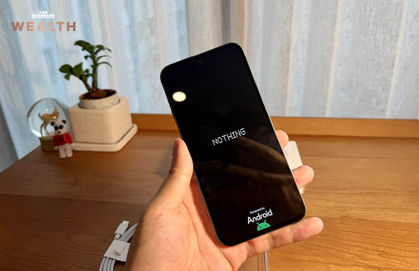 ภาพสมาร์ทโฟน Nothing Phone (4b) สีขาว พร้อมข้อความราคา 13,999 บาท 4