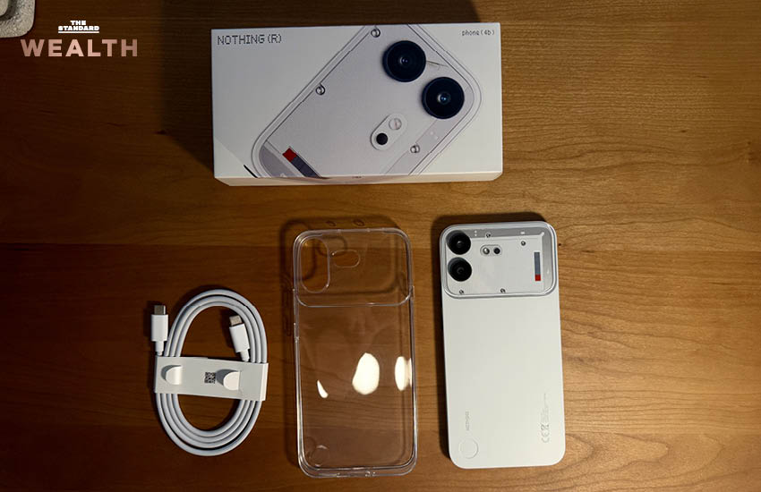 ภาพสมาร์ทโฟน Nothing Phone (4b) สีขาว พร้อมข้อความราคา 13,999 บาท 5