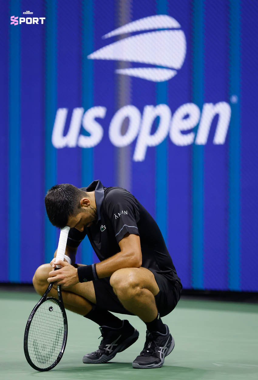 ภาพ โนวัค ยอโควิช ระหว่างการแข่งขัน US Open 2026 ที่เขาต้องต่อสู้กับอาการป่วยจนตกรอบแรก 1