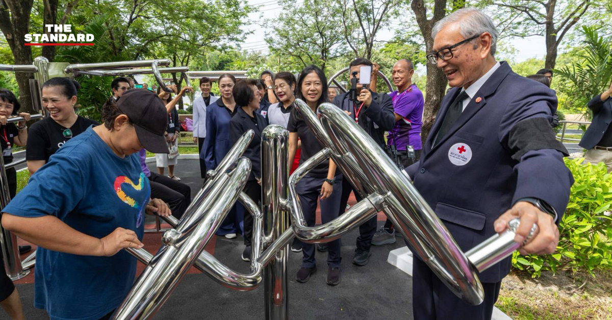 ผู้สูงอายุทำกิจกรรมในพื้นที่เรียนรู้ OKMD Senior Plearn Ground ที่มีสวนและทางเดิน