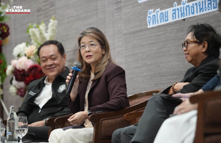 ภาพผู้นำฝ่ายค้านและวิทยากรร่วมเสวนาบนเวทีปฏิรูปสถาบันทางการเมือง 2