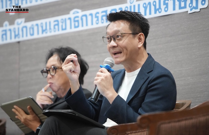 ภาพผู้นำฝ่ายค้านและวิทยากรร่วมเสวนาบนเวทีปฏิรูปสถาบันทางการเมือง 6