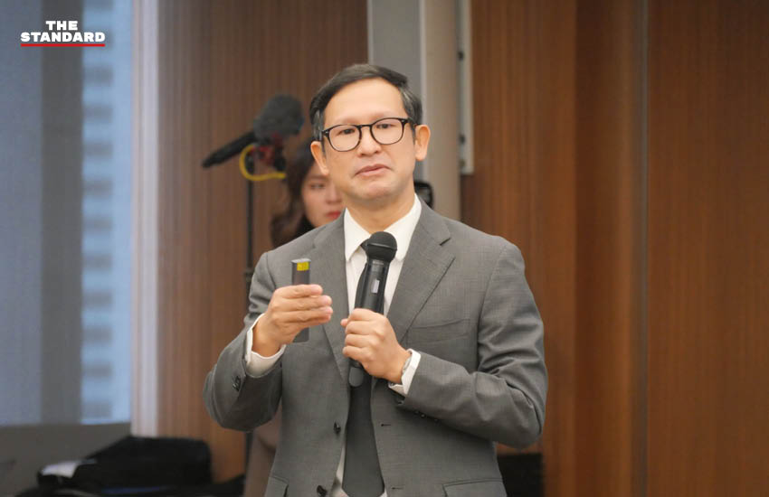 ภาพกลุ่มวิปฝ่ายค้าน พยาน และนักวิชาการ ร่วมกันแถลงข่าวเปิดเผยหลักฐานการฮั้ว สว. ภาคพิเศษ 1