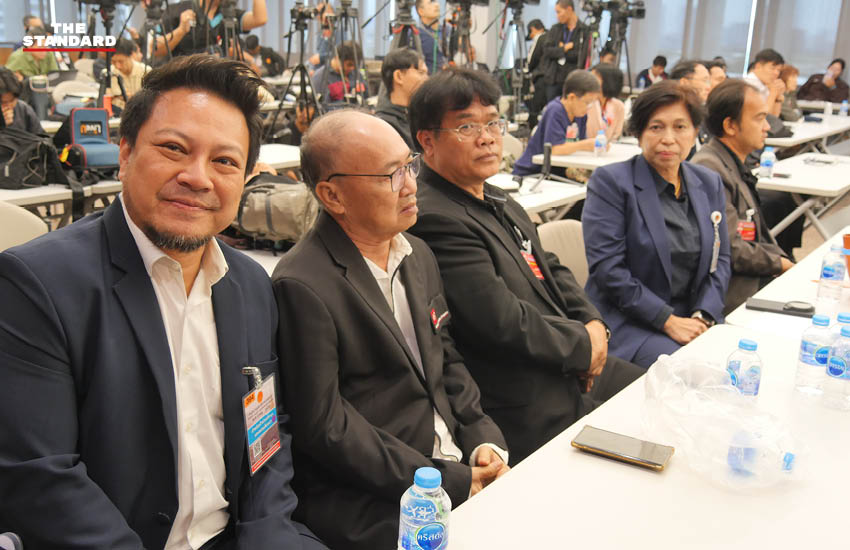 ภาพกลุ่มวิปฝ่ายค้าน พยาน และนักวิชาการ ร่วมกันแถลงข่าวเปิดเผยหลักฐานการฮั้ว สว. ภาคพิเศษ 5