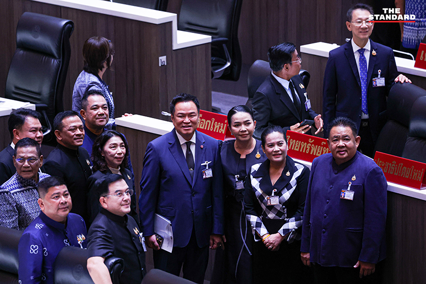 สส. ฝ่ายค้านอภิปรายในที่ประชุมสภาผู้แทนราษฎร 1
