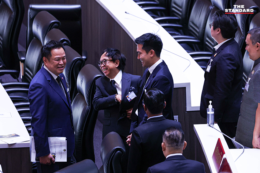 สส. ฝ่ายค้านอภิปรายในที่ประชุมสภาผู้แทนราษฎร 11