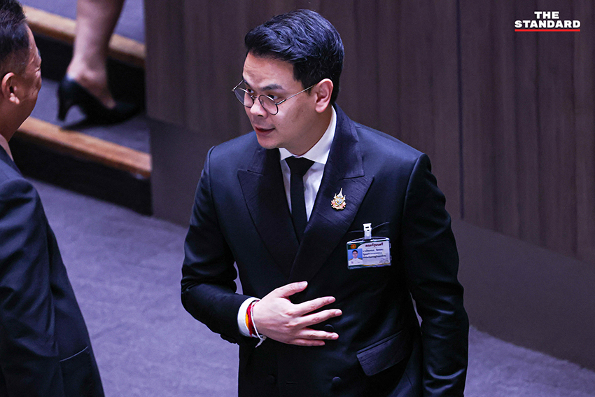 สส. ฝ่ายค้านอภิปรายในที่ประชุมสภาผู้แทนราษฎร 12
