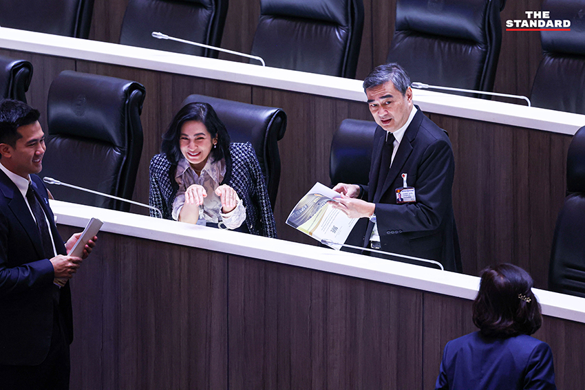 สส. ฝ่ายค้านอภิปรายในที่ประชุมสภาผู้แทนราษฎร 15