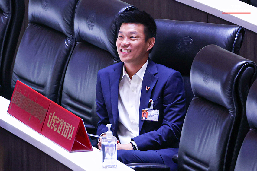 สส. ฝ่ายค้านอภิปรายในที่ประชุมสภาผู้แทนราษฎร 3