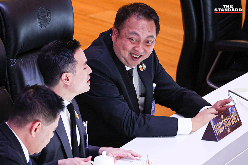 สส. ฝ่ายค้านอภิปรายในที่ประชุมสภาผู้แทนราษฎร 4