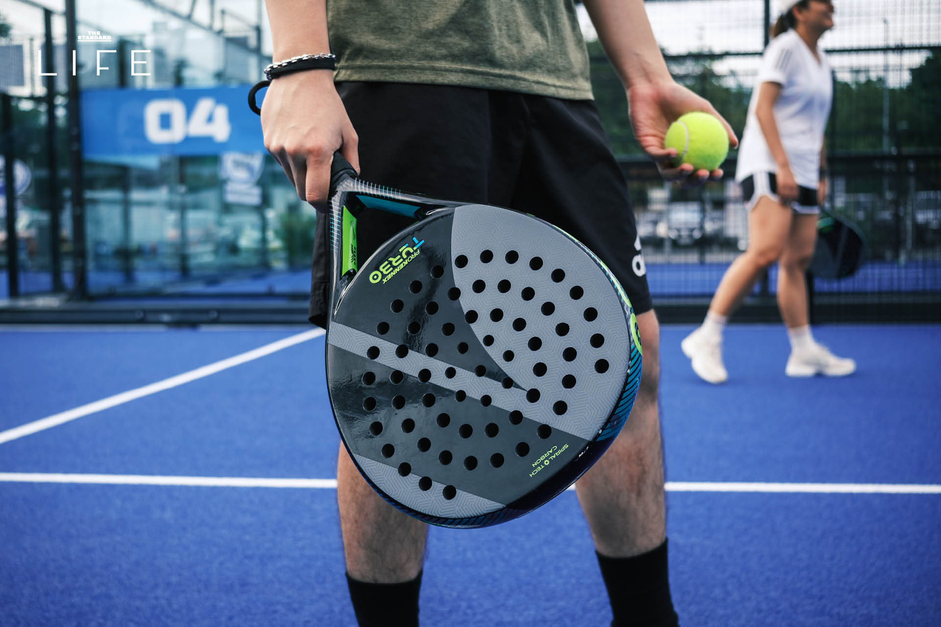 ภาพผู้คนกำลังเล่นกีฬา Padel ในคอร์ตกระจก 1