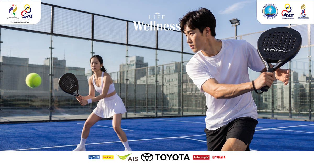 ภาพผู้คนกำลังเล่นกีฬา Padel ในคอร์ตกระจก