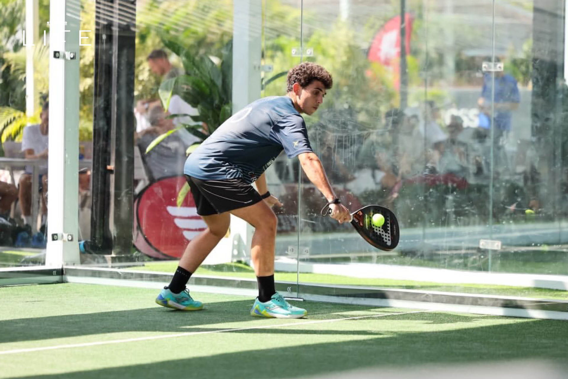 ภาพผู้คนกำลังเล่นกีฬา Padel ในคอร์ตกระจก 11