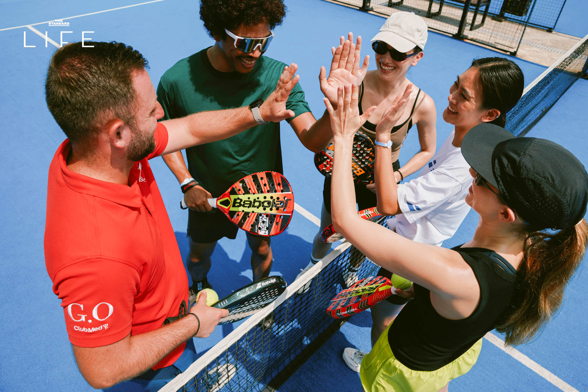 ภาพผู้คนกำลังเล่นกีฬา Padel ในคอร์ตกระจก 2